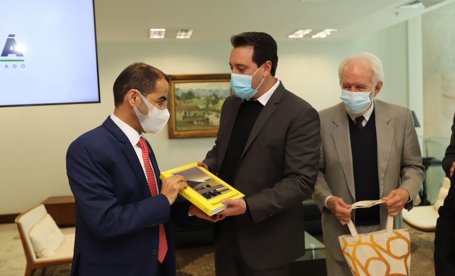 Embaixador Emirados Arabes O governador Carlos Massa Ratinho Junior recebe  nesta quarta-feira (4) , o embaixador dos Emirados Árabes no Brasil, Saleh Alsuwaidi  no Palacio Iguacu. Curitiba, 04/08/2021. Foto: Geraldo Bubniak/AEN