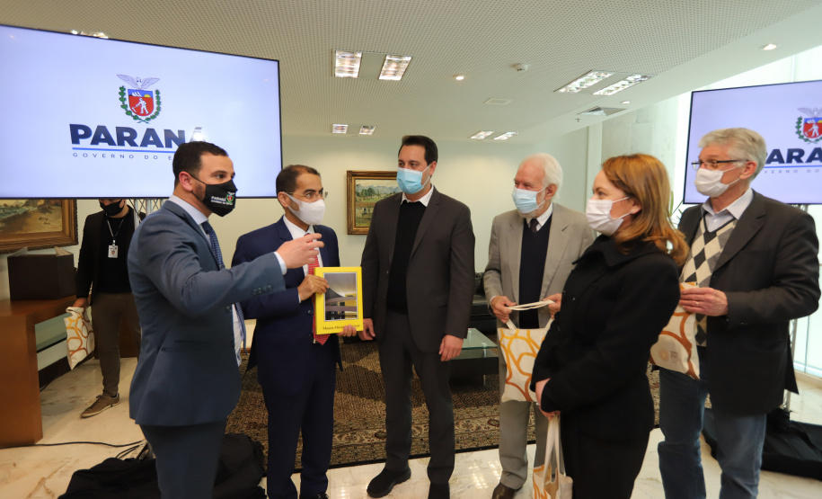 Embaixador Emirados Arabes O governador Carlos Massa Ratinho Junior recebe  nesta quarta-feira (4) , o embaixador dos Emirados Árabes no Brasil, Saleh Alsuwaidi  no Palacio Iguacu. Curitiba, 04/08/2021. Foto: Geraldo Bubniak/AEN