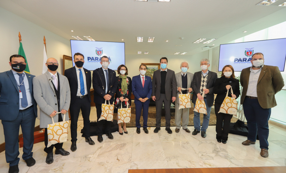Embaixador Emirados Arabes O governador Carlos Massa Ratinho Junior recebe  nesta quarta-feira (4) , o embaixador dos Emirados Árabes no Brasil, Saleh Alsuwaidi  no Palacio Iguacu. Curitiba, 04/08/2021. Foto: Geraldo Bubniak/AEN