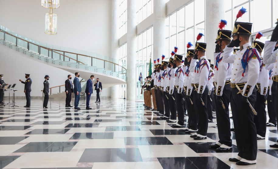 Embaixador Emirados Arabes O governador Carlos Massa Ratinho Junior recebe  nesta quarta-feira (4) , o embaixador dos Emirados Árabes no Brasil, Saleh Alsuwaidi  no Palacio Iguacu. Curitiba, 04/08/2021. Foto: Geraldo Bubniak/AEN
