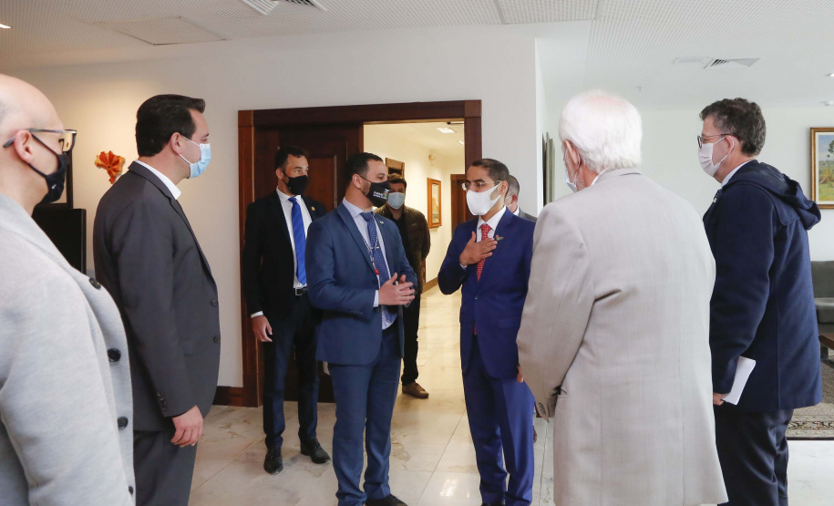 O governador Carlos Massa Ratinho Junior recebe nesta quarta-feira (4) , o embaixador dos Emirados Árabes no Brasil, Saleh Alsuwaidi no Palacio Iguacu. Curitiba, 04/08/2021. Foto: Jonathan Campos/AEN