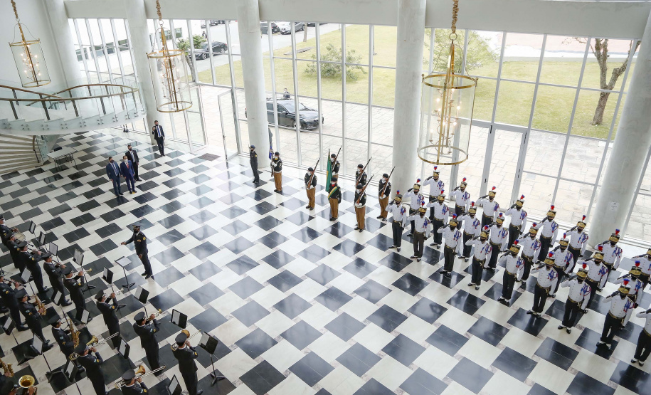 O governador Carlos Massa Ratinho Junior recebe nesta quarta-feira (4) , o embaixador dos Emirados Árabes no Brasil, Saleh Alsuwaidi no Palacio Iguacu. Curitiba, 04/08/2021. Foto: Jonathan Campos/AEN