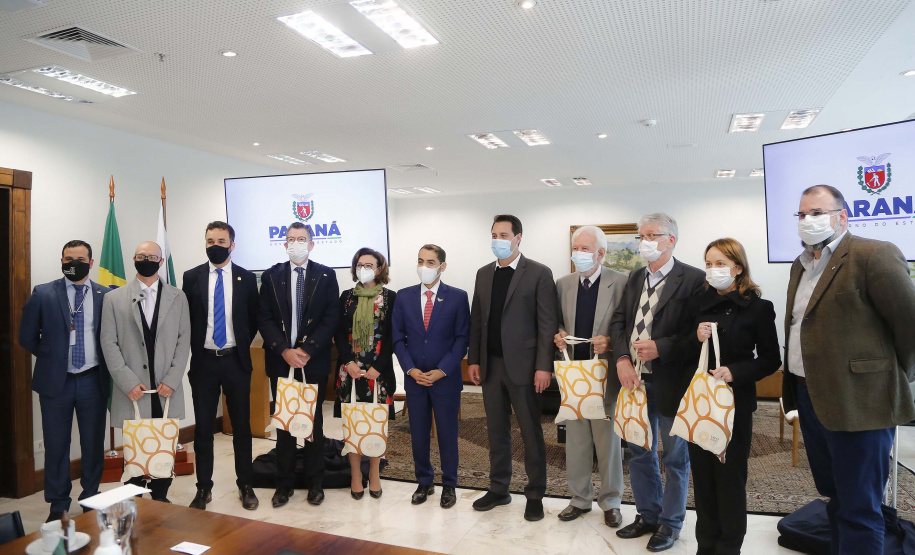O governador Carlos Massa Ratinho Junior recebe nesta quarta-feira (4) , o embaixador dos Emirados Árabes no Brasil, Saleh Alsuwaidi no Palacio Iguacu. Curitiba, 04/08/2021. Foto: Jonathan Campos/AEN