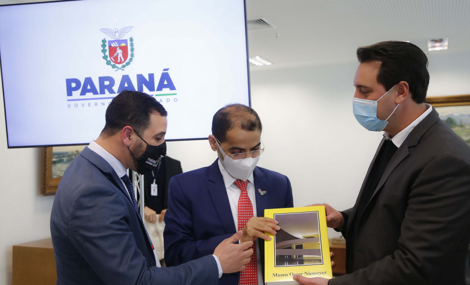 O governador Carlos Massa Ratinho Junior recebe nesta quarta-feira (4) , o embaixador dos Emirados Árabes no Brasil, Saleh Alsuwaidi no Palacio Iguacu. Curitiba, 04/08/2021. Foto: Jonathan Campos/AEN
