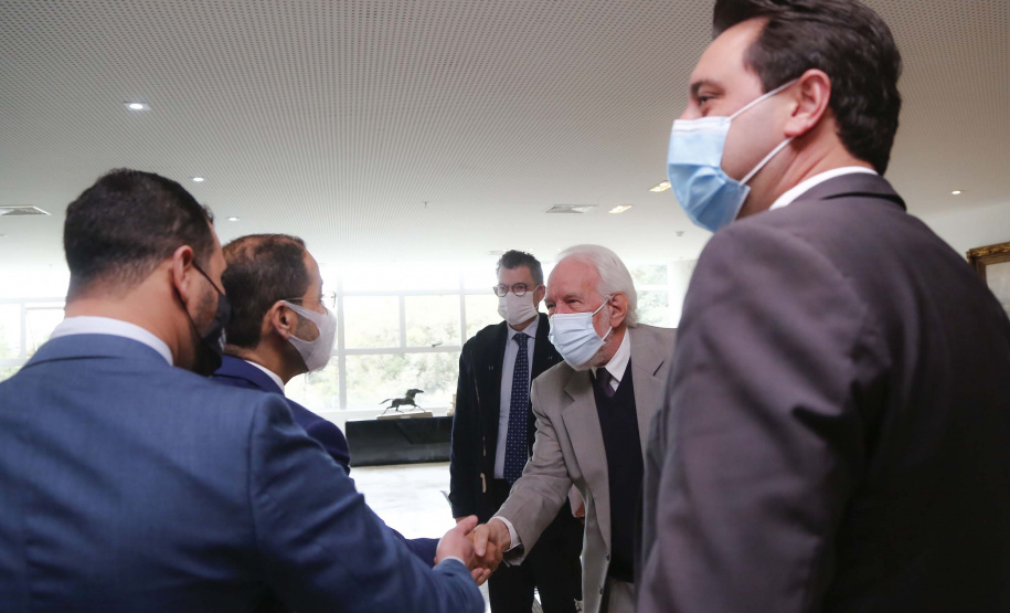 O governador Carlos Massa Ratinho Junior recebe nesta quarta-feira (4) , o embaixador dos Emirados Árabes no Brasil, Saleh Alsuwaidi no Palacio Iguacu. Curitiba, 04/08/2021. Foto: Jonathan Campos/AEN