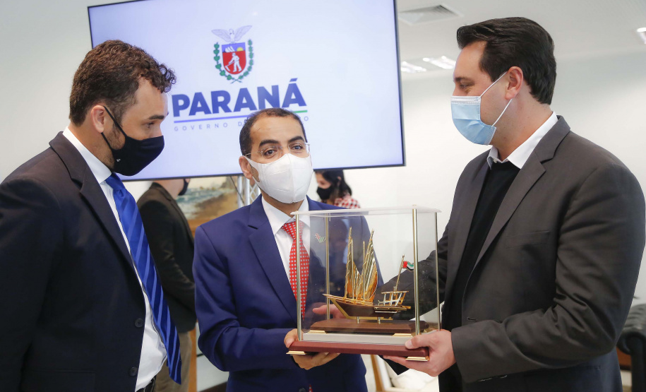 O governador Carlos Massa Ratinho Junior recebe nesta quarta-feira (4) , o embaixador dos Emirados Árabes no Brasil, Saleh Alsuwaidi no Palacio Iguacu. Curitiba, 04/08/2021. Foto: Jonathan Campos/AEN