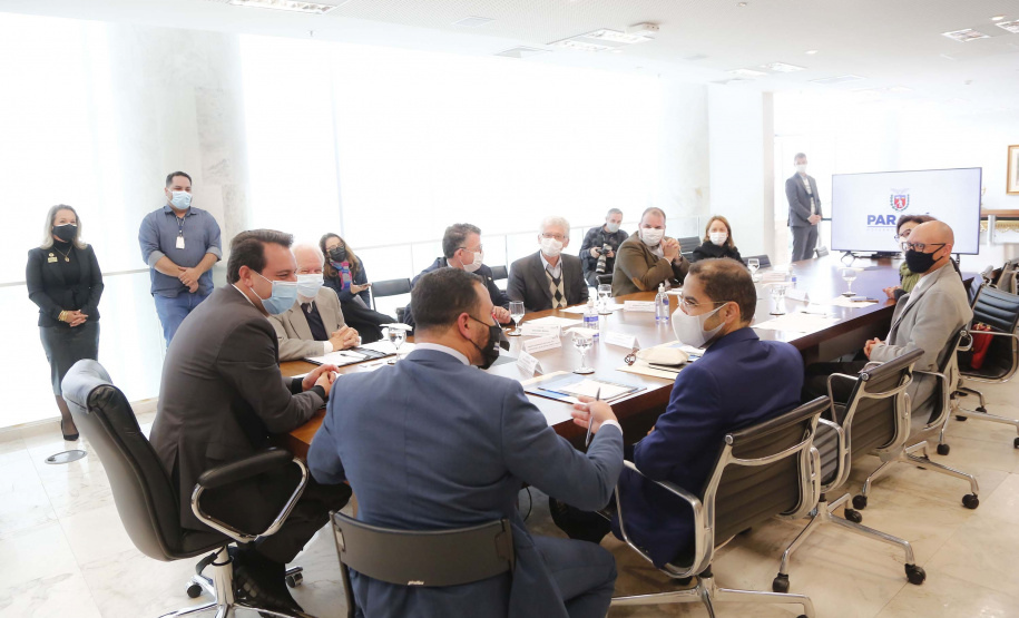 O governador Carlos Massa Ratinho Junior recebe nesta quarta-feira (4) , o embaixador dos Emirados Árabes no Brasil, Saleh Alsuwaidi no Palacio Iguacu. Curitiba, 04/08/2021. Foto: Jonathan Campos/AEN