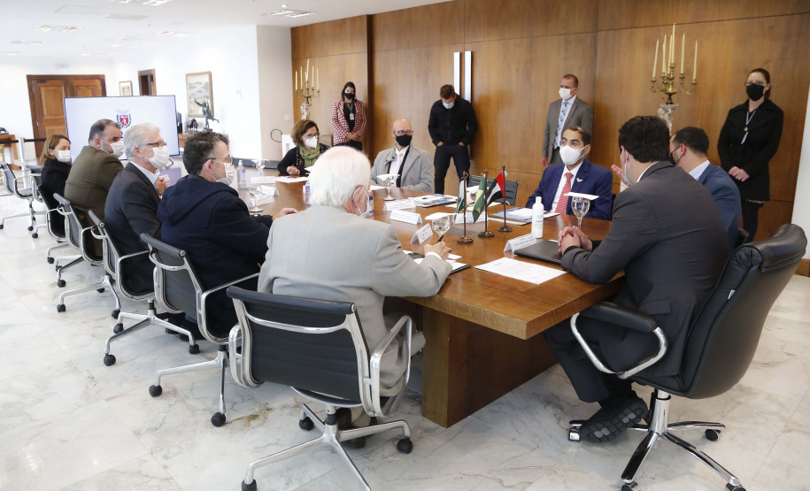 O governador Carlos Massa Ratinho Junior recebe nesta quarta-feira (4) , o embaixador dos Emirados Árabes no Brasil, Saleh Alsuwaidi no Palacio Iguacu. Curitiba, 04/08/2021. Foto: Jonathan Campos/AEN