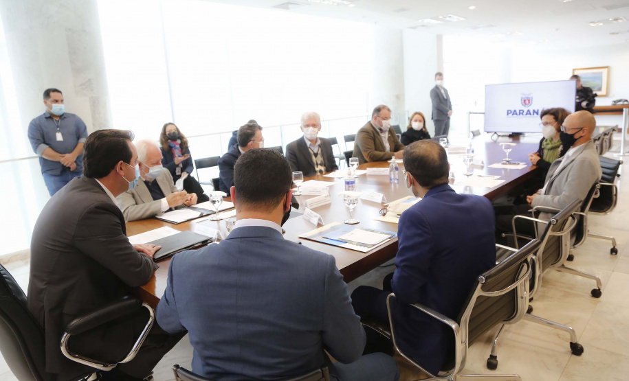 O governador Carlos Massa Ratinho Junior recebe nesta quarta-feira (4) , o embaixador dos Emirados Árabes no Brasil, Saleh Alsuwaidi no Palacio Iguacu. Curitiba, 04/08/2021. Foto: Jonathan Campos/AEN