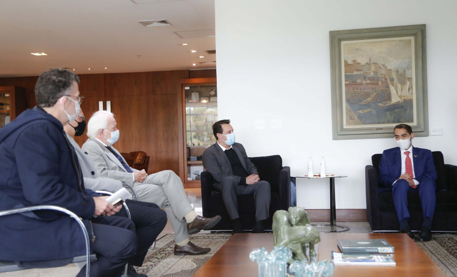 O governador Carlos Massa Ratinho Junior recebe nesta quarta-feira (4) , o embaixador dos Emirados Árabes no Brasil, Saleh Alsuwaidi no Palacio Iguacu. Curitiba, 04/08/2021. Foto: Jonathan Campos/AEN