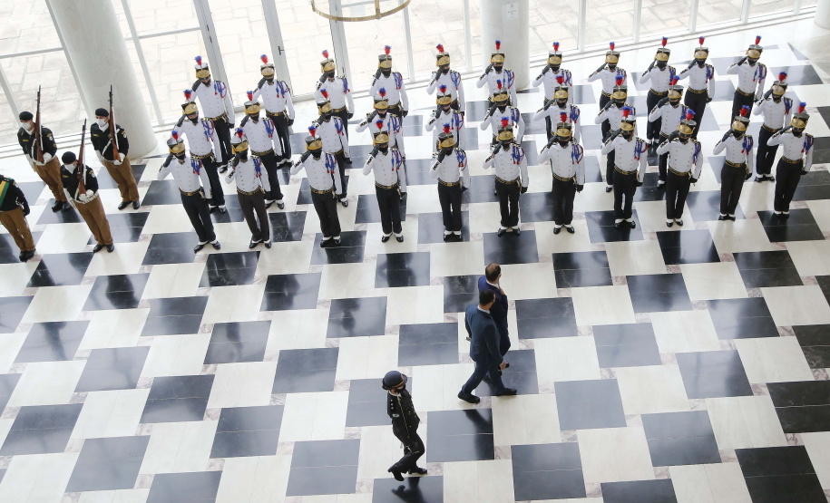 O governador Carlos Massa Ratinho Junior recebe nesta quarta-feira (4) , o embaixador dos Emirados Árabes no Brasil, Saleh Alsuwaidi no Palacio Iguacu. Curitiba, 04/08/2021. Foto: Jonathan Campos/AEN