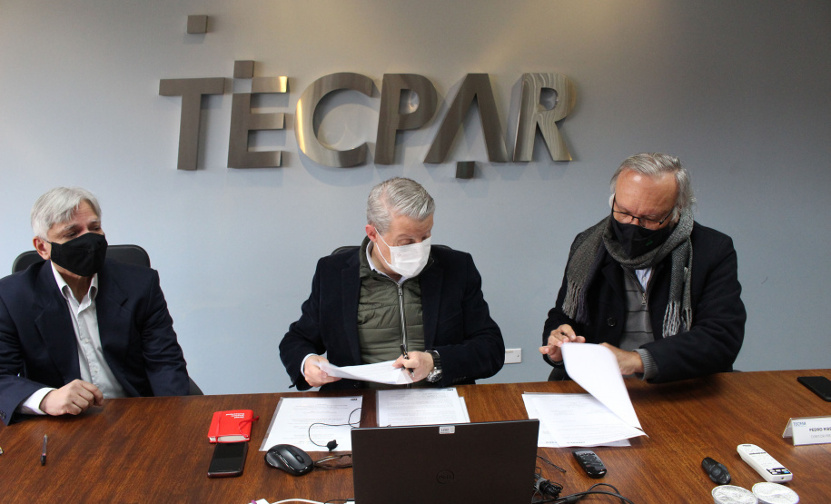 Tecpar, Fiocruz e IBMP fortalecem ações na área de biotecnologia e saúde humana no Paraná - Na foto, Stenio Perdigão Fragoso, diretor do Instituto Carlos Chagas (ICC/Fiocruz); Jorge Callado, diretor-presidente do Instituto de Tecnologia do Paraná (Tecpar); e Pedro Ribeiro Barbosa, diretor-presidente do Instituto de Biologia Molecular do Paraná (IBMP)  - Curitiba, 05/08/2021  -  Foto: Luciano Sarote/Tecpar