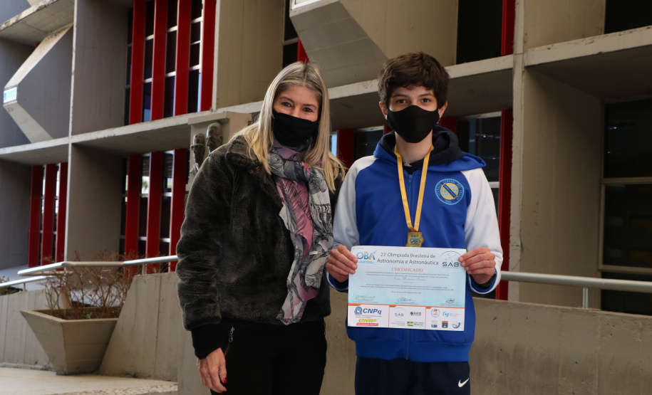 Professor Amauri José da Luz Pereira, coordenador do Observatório Astronômico e Planetário, a Diretora Geral do CEP, Laureci Schmitz, o estudante Erán Martinez Ramos e seus pais ao seu lado. Foto:SEED