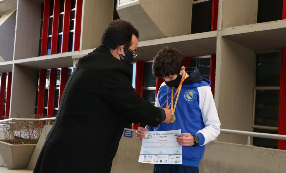 Professor Amauri José da Luz Pereira, coordenador do Observatório Astronômico e Planetário, a Diretora Geral do CEP, Laureci Schmitz, o estudante Erán Martinez Ramos e seus pais ao seu lado. Foto:SEED