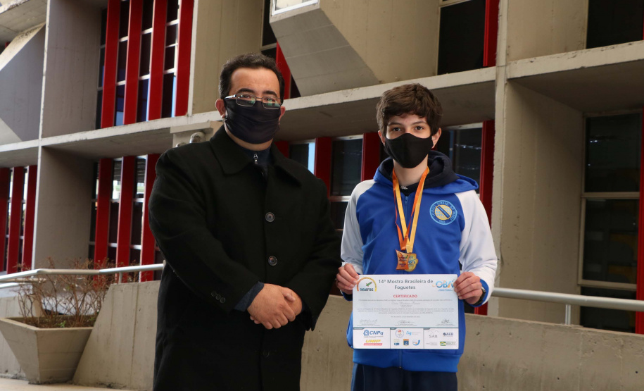 Professor Amauri José da Luz Pereira, coordenador do Observatório Astronômico e Planetário, a Diretora Geral do CEP, Laureci Schmitz, o estudante Erán Martinez Ramos e seus pais ao seu lado. Foto:SEED