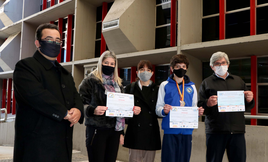 Professor Amauri José da Luz Pereira, coordenador do Observatório Astronômico e Planetário, a Diretora Geral do CEP, Laureci Schmitz, o estudante Erán Martinez Ramos e seus pais ao seu lado. Foto:SEED