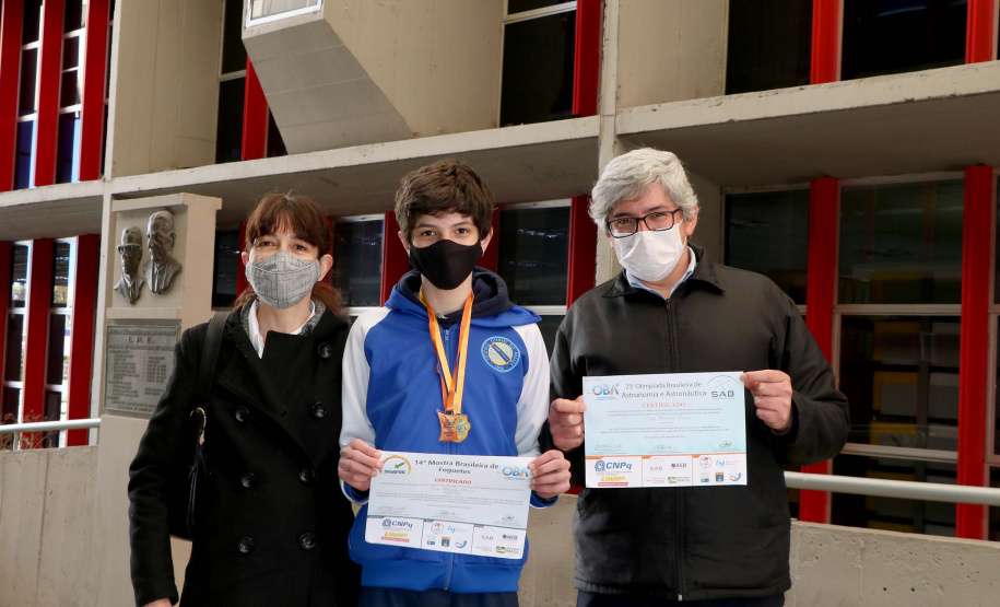 Professor Amauri José da Luz Pereira, coordenador do Observatório Astronômico e Planetário, a Diretora Geral do CEP, Laureci Schmitz, o estudante Erán Martinez Ramos e seus pais ao seu lado. Foto:SEED