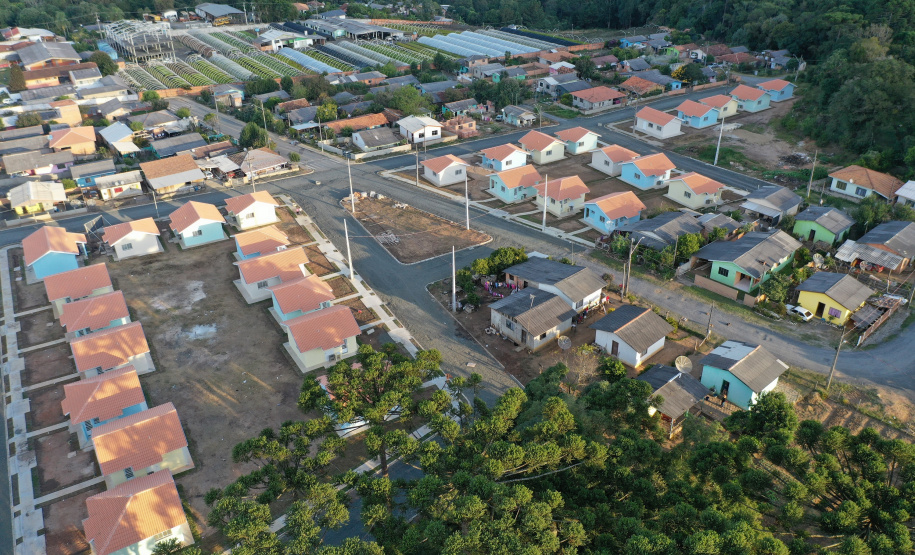 O aluguel e as condições precárias não são mais motivos de preocupação para 30 famílias de São João do Triunfo, que receberam nesta quinta-feira (5) as chaves da casa própria. A partir de agora, elas são as proprietárias das moradias do Residencial José Euclides dos Santos Neto, um empreendimento do Governo do Estado que recebeu R$ 2,5 milhões de investimento do programa Casa Fácil Paraná.  -  Curitiba, 05/08/2021  -  Foto: Alessandro Vieira/AEN
