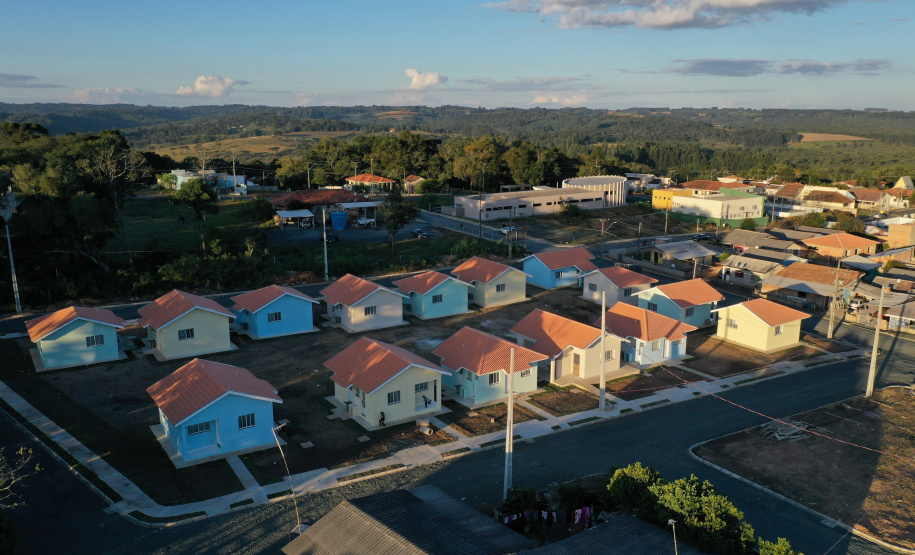 O aluguel e as condições precárias não são mais motivos de preocupação para 30 famílias de São João do Triunfo, que receberam nesta quinta-feira (5) as chaves da casa própria. A partir de agora, elas são as proprietárias das moradias do Residencial José Euclides dos Santos Neto, um empreendimento do Governo do Estado que recebeu R$ 2,5 milhões de investimento do programa Casa Fácil Paraná.  -  Curitiba, 05/08/2021  -  Foto: Alessandro Vieira/AEN
