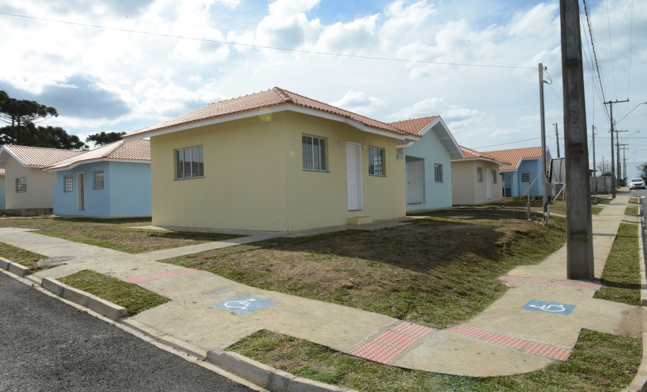 O aluguel e as condições precárias não são mais motivos de preocupação para 30 famílias de São João do Triunfo, que receberam nesta quinta-feira (5) as chaves da casa própria. A partir de agora, elas são as proprietárias das moradias do Residencial José Euclides dos Santos Neto, um empreendimento do Governo do Estado que recebeu R$ 2,5 milhões de investimento do programa Casa Fácil Paraná.  -  Curitiba, 05/08/2021  -  Foto: Guilherme Santos/Cohapar