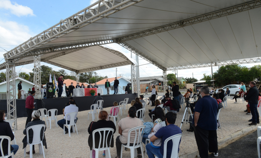 O aluguel e as condições precárias não são mais motivos de preocupação para 30 famílias de São João do Triunfo, que receberam nesta quinta-feira (5) as chaves da casa própria. A partir de agora, elas são as proprietárias das moradias do Residencial José Euclides dos Santos Neto, um empreendimento do Governo do Estado que recebeu R$ 2,5 milhões de investimento do programa Casa Fácil Paraná.  -  Curitiba, 05/08/2021  -  Foto: Guilherme Santos/Cohapar