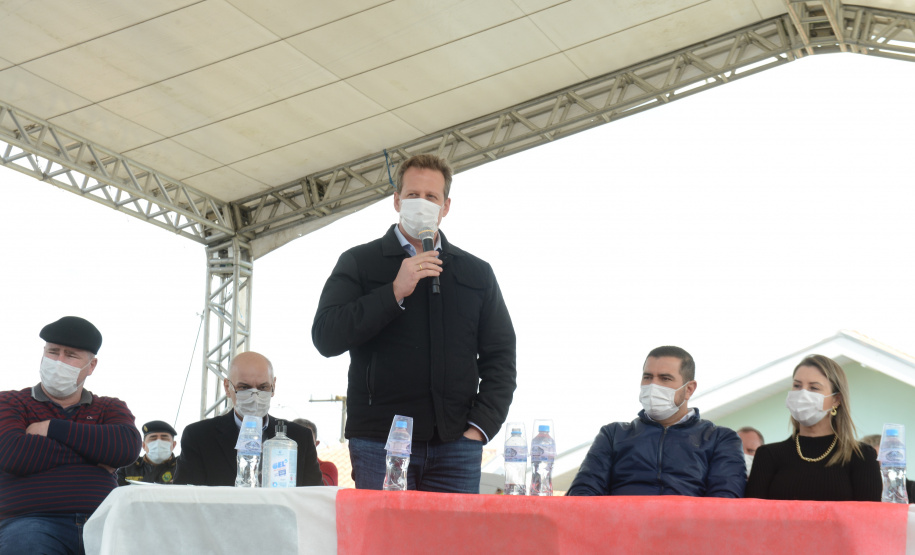 O aluguel e as condições precárias não são mais motivos de preocupação para 30 famílias de São João do Triunfo, que receberam nesta quinta-feira (5) as chaves da casa própria. A partir de agora, elas são as proprietárias das moradias do Residencial José Euclides dos Santos Neto, um empreendimento do Governo do Estado que recebeu R$ 2,5 milhões de investimento do programa Casa Fácil Paraná.  -  Curitiba, 05/08/2021  -  Foto: Guilherme Santos/Cohapar