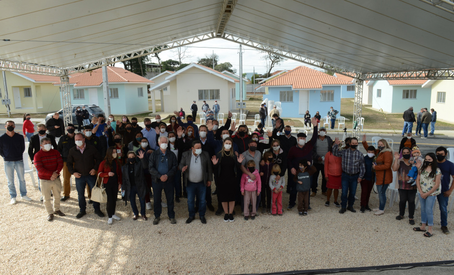 O aluguel e as condições precárias não são mais motivos de preocupação para 30 famílias de São João do Triunfo, que receberam nesta quinta-feira (5) as chaves da casa própria. A partir de agora, elas são as proprietárias das moradias do Residencial José Euclides dos Santos Neto, um empreendimento do Governo do Estado que recebeu R$ 2,5 milhões de investimento do programa Casa Fácil Paraná.  -  Curitiba, 05/08/2021  -  Foto: Guilherme Santos/Cohapar