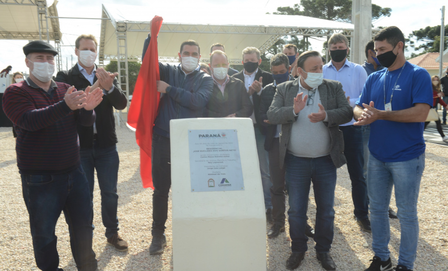 O aluguel e as condições precárias não são mais motivos de preocupação para 30 famílias de São João do Triunfo, que receberam nesta quinta-feira (5) as chaves da casa própria. A partir de agora, elas são as proprietárias das moradias do Residencial José Euclides dos Santos Neto, um empreendimento do Governo do Estado que recebeu R$ 2,5 milhões de investimento do programa Casa Fácil Paraná.  -  Curitiba, 05/08/2021  -  Foto: Guilherme Santos/Cohapar