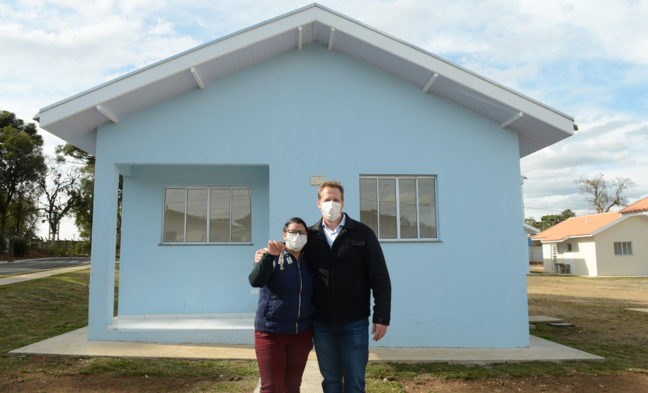 O aluguel e as condições precárias não são mais motivos de preocupação para 30 famílias de São João do Triunfo, que receberam nesta quinta-feira (5) as chaves da casa própria. A partir de agora, elas são as proprietárias das moradias do Residencial José Euclides dos Santos Neto, um empreendimento do Governo do Estado que recebeu R$ 2,5 milhões de investimento do programa Casa Fácil Paraná.  -  Curitiba, 05/08/2021  -  Foto: Guilherme Santos/Cohapar