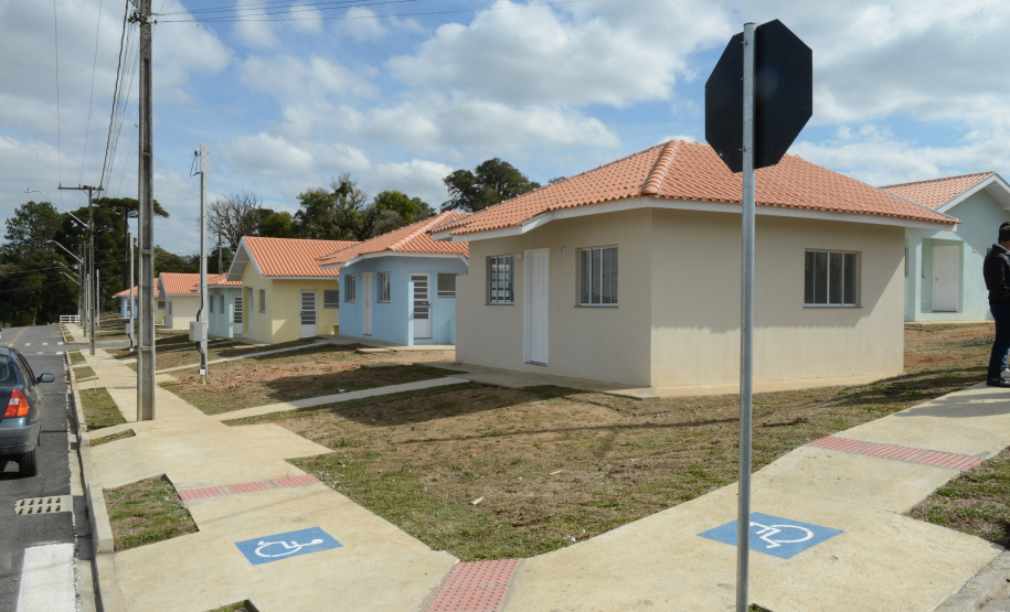 O aluguel e as condições precárias não são mais motivos de preocupação para 30 famílias de São João do Triunfo, que receberam nesta quinta-feira (5) as chaves da casa própria. A partir de agora, elas são as proprietárias das moradias do Residencial José Euclides dos Santos Neto, um empreendimento do Governo do Estado que recebeu R$ 2,5 milhões de investimento do programa Casa Fácil Paraná.  -  Curitiba, 05/08/2021  -  Foto: Guilherme Santos/Cohapar