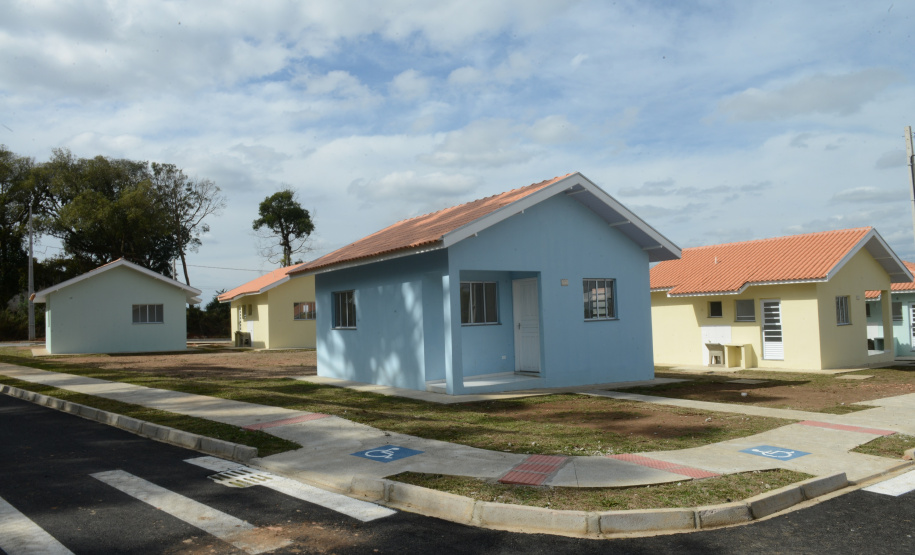 O aluguel e as condições precárias não são mais motivos de preocupação para 30 famílias de São João do Triunfo, que receberam nesta quinta-feira (5) as chaves da casa própria. A partir de agora, elas são as proprietárias das moradias do Residencial José Euclides dos Santos Neto, um empreendimento do Governo do Estado que recebeu R$ 2,5 milhões de investimento do programa Casa Fácil Paraná.  -  Curitiba, 05/08/2021  -  Foto: Guilherme Santos/Cohapar