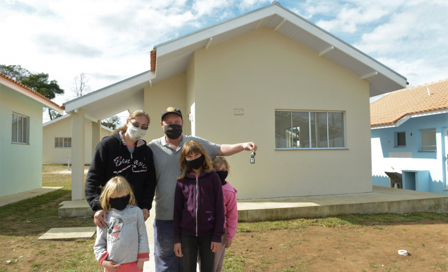 O aluguel e as condições precárias não são mais motivos de preocupação para 30 famílias de São João do Triunfo, que receberam nesta quinta-feira (5) as chaves da casa própria. A partir de agora, elas são as proprietárias das moradias do Residencial José Euclides dos Santos Neto, um empreendimento do Governo do Estado que recebeu R$ 2,5 milhões de investimento do programa Casa Fácil Paraná.  -  Curitiba, 05/08/2021  -  Foto: Guilherme Santos/Cohapar