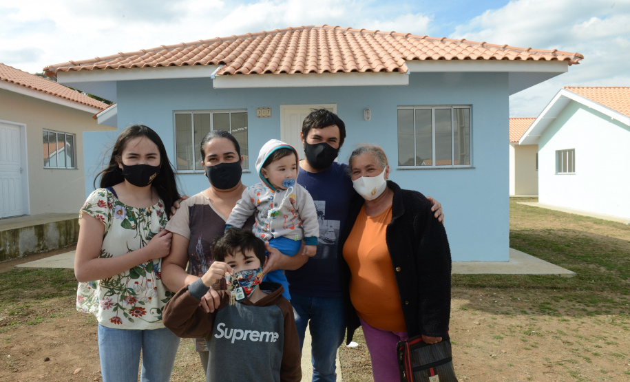 O aluguel e as condições precárias não são mais motivos de preocupação para 30 famílias de São João do Triunfo, que receberam nesta quinta-feira (5) as chaves da casa própria. A partir de agora, elas são as proprietárias das moradias do Residencial José Euclides dos Santos Neto, um empreendimento do Governo do Estado que recebeu R$ 2,5 milhões de investimento do programa Casa Fácil Paraná.  -  Curitiba, 05/08/2021  -  Foto: Guilherme Santos/Cohapar