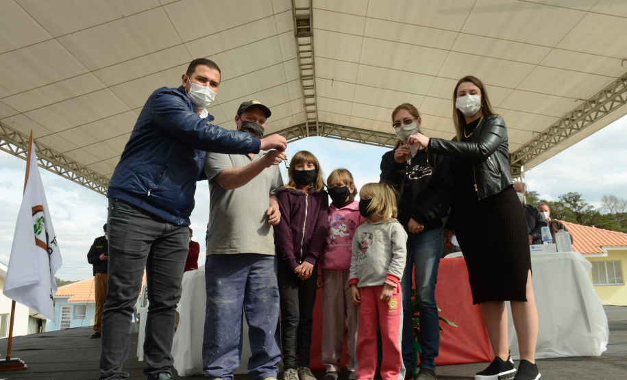O aluguel e as condições precárias não são mais motivos de preocupação para 30 famílias de São João do Triunfo, que receberam nesta quinta-feira (5) as chaves da casa própria. A partir de agora, elas são as proprietárias das moradias do Residencial José Euclides dos Santos Neto, um empreendimento do Governo do Estado que recebeu R$ 2,5 milhões de investimento do programa Casa Fácil Paraná.  -  Curitiba, 05/08/2021  -  Foto: Guilherme Santos/Cohapar