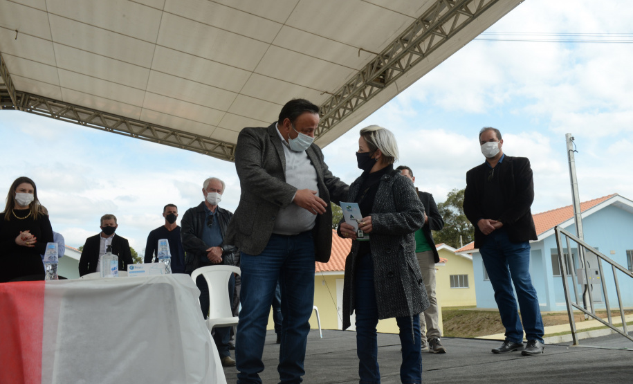 O aluguel e as condições precárias não são mais motivos de preocupação para 30 famílias de São João do Triunfo, que receberam nesta quinta-feira (5) as chaves da casa própria. A partir de agora, elas são as proprietárias das moradias do Residencial José Euclides dos Santos Neto, um empreendimento do Governo do Estado que recebeu R$ 2,5 milhões de investimento do programa Casa Fácil Paraná.  -  Curitiba, 05/08/2021  -  Foto: Guilherme Santos/Cohapar
