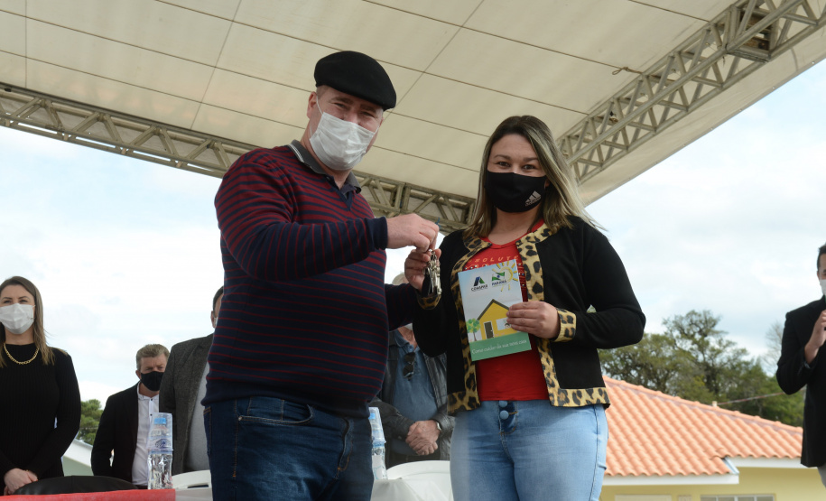 O aluguel e as condições precárias não são mais motivos de preocupação para 30 famílias de São João do Triunfo, que receberam nesta quinta-feira (5) as chaves da casa própria. A partir de agora, elas são as proprietárias das moradias do Residencial José Euclides dos Santos Neto, um empreendimento do Governo do Estado que recebeu R$ 2,5 milhões de investimento do programa Casa Fácil Paraná.  -  Curitiba, 05/08/2021  -  Foto: Guilherme Santos/Cohapar