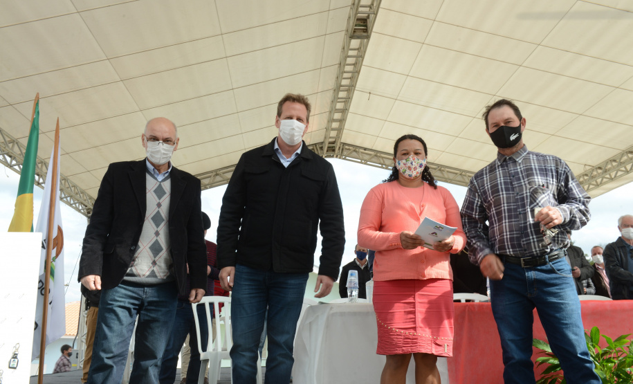 O aluguel e as condições precárias não são mais motivos de preocupação para 30 famílias de São João do Triunfo, que receberam nesta quinta-feira (5) as chaves da casa própria. A partir de agora, elas são as proprietárias das moradias do Residencial José Euclides dos Santos Neto, um empreendimento do Governo do Estado que recebeu R$ 2,5 milhões de investimento do programa Casa Fácil Paraná.  -  Curitiba, 05/08/2021  -  Foto: Guilherme Santos/Cohapar