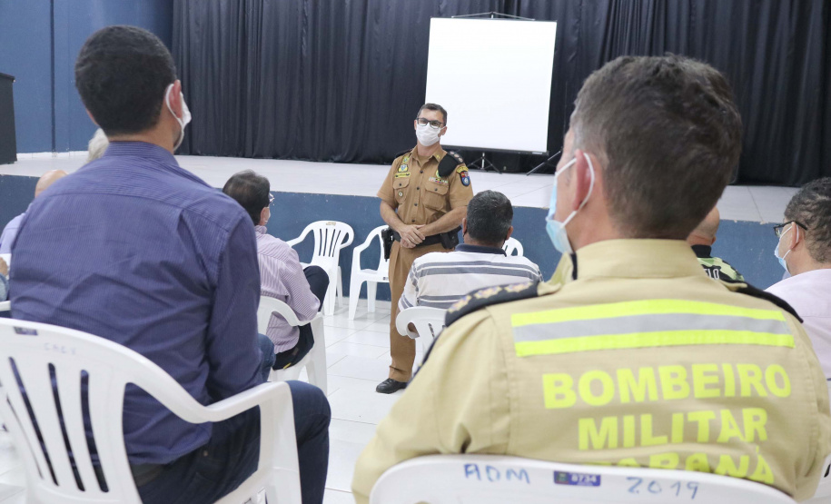 O secretário estadual da Segurança Pública, Romulo Marinho Soares, esteve no município de Porto Rico, no Noroeste do Paraná, nesta quinta-feira (5), para tratativas sobre o fluxo de trabalho das forças de segurança na região, com planejamento de reforço para os próximos feriados e final de semana, além da Operação Verão 2021-2022. Foto: SESP