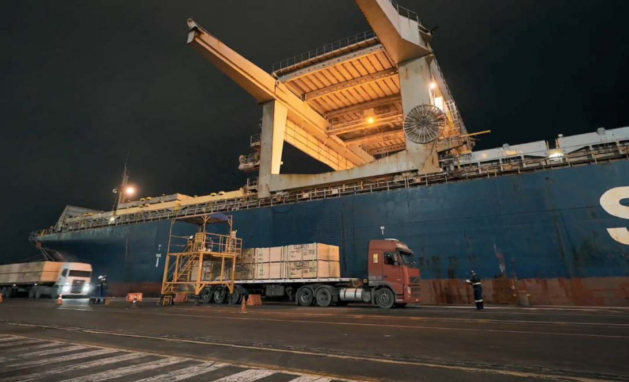 Madeira volta a ser embarcada direto no porão do navio no Porto de Paranaguá . Foto: Divulgação/TCP