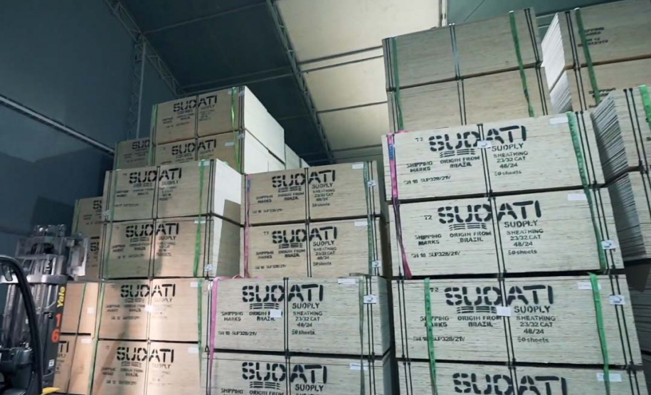 Madeira volta a ser embarcada direto no porão do navio no Porto de Paranaguá . Foto: Divulgação/TCP