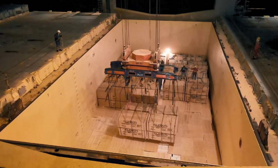 Madeira volta a ser embarcada direto no porão do navio no Porto de Paranaguá . Foto: Divulgação/TCP