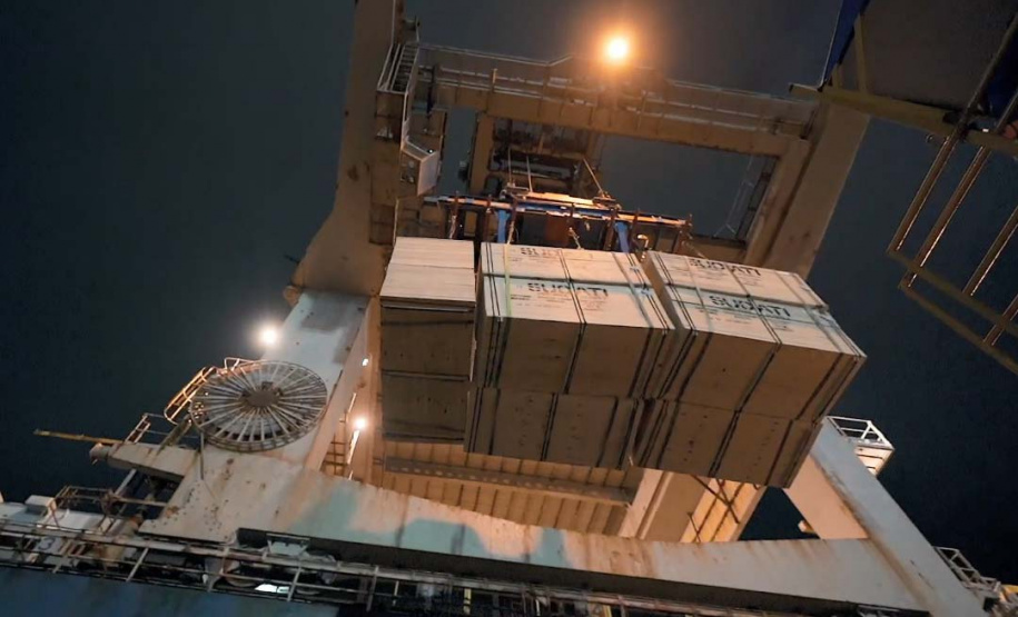 Madeira volta a ser embarcada direto no porão do navio no Porto de Paranaguá . Foto: Divulgação/TCP