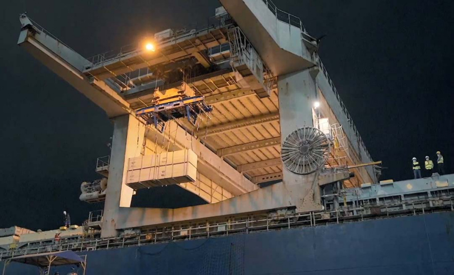 Madeira volta a ser embarcada direto no porão do navio no Porto de Paranaguá . Foto: Divulgação/TCP