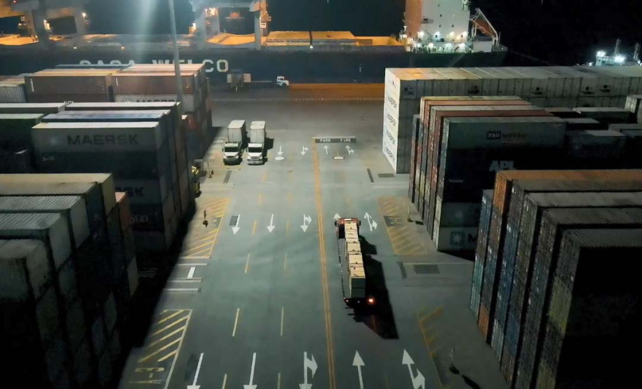 Madeira volta a ser embarcada direto no porão do navio no Porto de Paranaguá . Foto: Divulgação/TCP