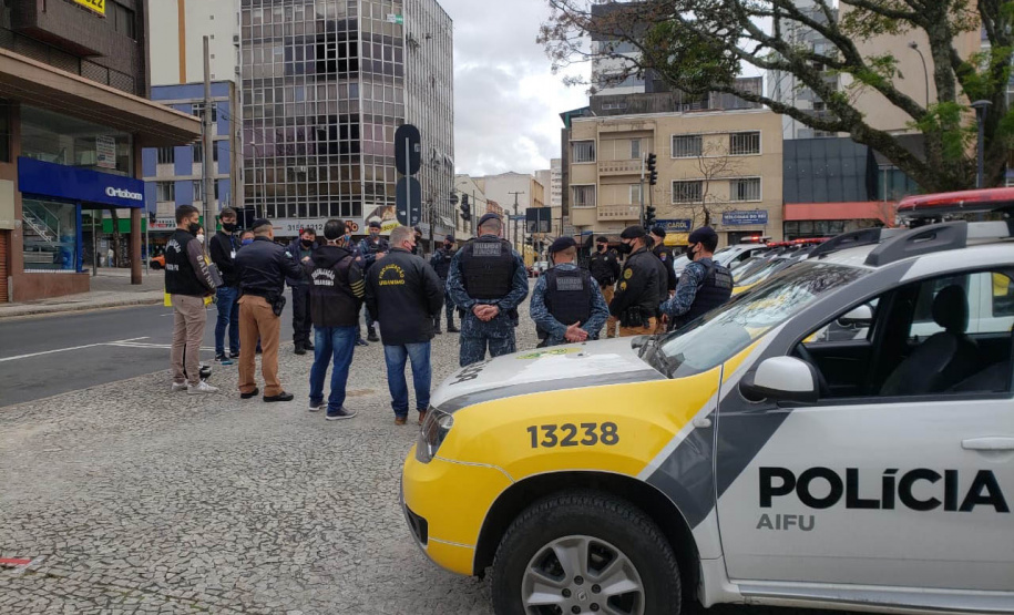 Três pessoas foram presas e mais de 860 cigarros eletrônicos e mais de 6 mil essências de narguilé foram apreendidos durante uma operação que envolveu a Ação Integrada de Fiscalização Urbana (AIFU), a Receita Federal, o Procon, a Secretaria de Justiça, Família e Trabalho (SEJUF) e a Secretaria Municipal do Urbanismo nesta quinta-feira (05/08)