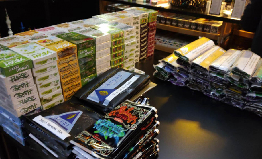 Três pessoas foram presas e mais de 860 cigarros eletrônicos e mais de 6 mil essências de narguilé foram apreendidos durante uma operação que envolveu a Ação Integrada de Fiscalização Urbana (AIFU), a Receita Federal, o Procon, a Secretaria de Justiça, Família e Trabalho (SEJUF) e a Secretaria Municipal do Urbanismo nesta quinta-feira (05/08)