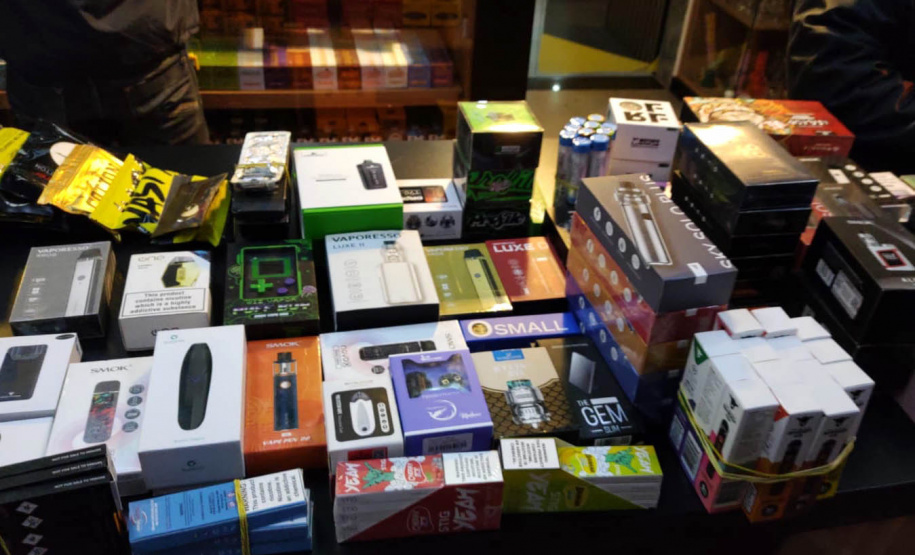 Três pessoas foram presas e mais de 860 cigarros eletrônicos e mais de 6 mil essências de narguilé foram apreendidos durante uma operação que envolveu a Ação Integrada de Fiscalização Urbana (AIFU), a Receita Federal, o Procon, a Secretaria de Justiça, Família e Trabalho (SEJUF) e a Secretaria Municipal do Urbanismo nesta quinta-feira (05/08)