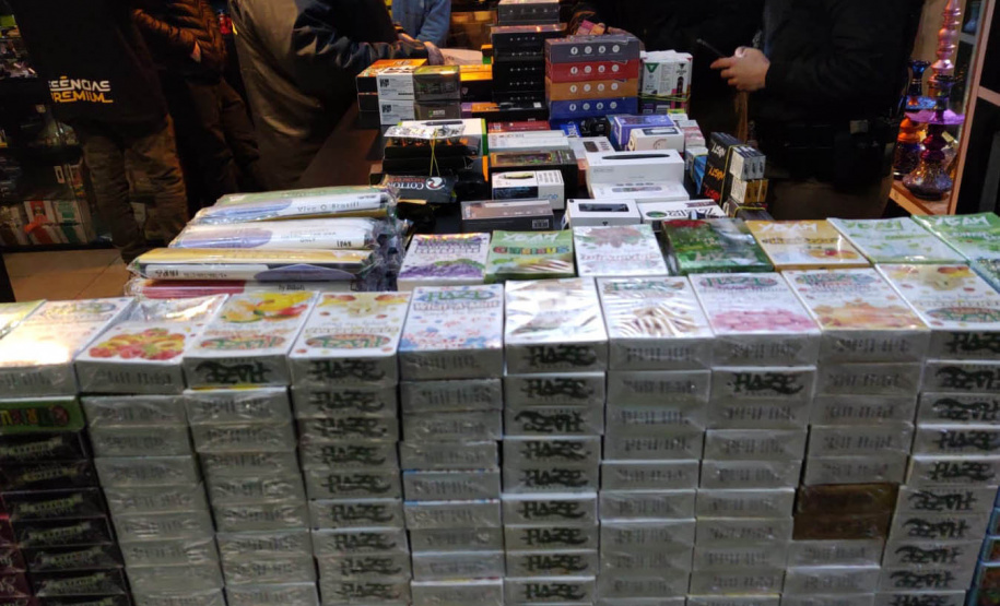 Três pessoas foram presas e mais de 860 cigarros eletrônicos e mais de 6 mil essências de narguilé foram apreendidos durante uma operação que envolveu a Ação Integrada de Fiscalização Urbana (AIFU), a Receita Federal, o Procon, a Secretaria de Justiça, Família e Trabalho (SEJUF) e a Secretaria Municipal do Urbanismo nesta quinta-feira (05/08)