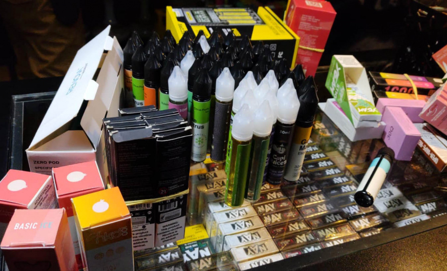 Três pessoas foram presas e mais de 860 cigarros eletrônicos e mais de 6 mil essências de narguilé foram apreendidos durante uma operação que envolveu a Ação Integrada de Fiscalização Urbana (AIFU), a Receita Federal, o Procon, a Secretaria de Justiça, Família e Trabalho (SEJUF) e a Secretaria Municipal do Urbanismo nesta quinta-feira (05/08)