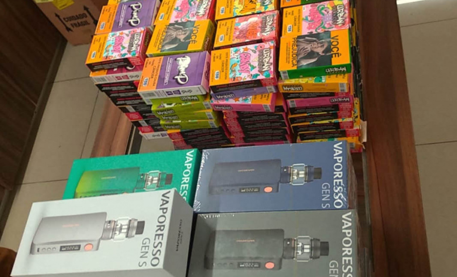 Três pessoas foram presas e mais de 860 cigarros eletrônicos e mais de 6 mil essências de narguilé foram apreendidos durante uma operação que envolveu a Ação Integrada de Fiscalização Urbana (AIFU), a Receita Federal, o Procon, a Secretaria de Justiça, Família e Trabalho (SEJUF) e a Secretaria Municipal do Urbanismo nesta quinta-feira (05/08)